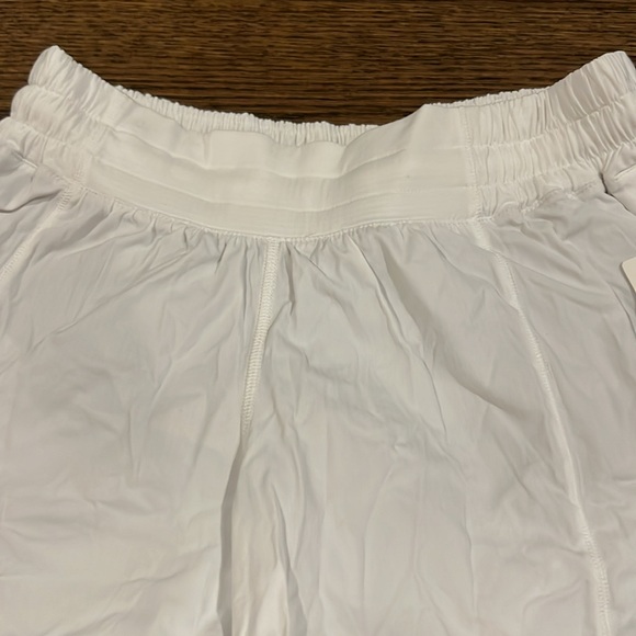 Lululemon NWT Size 6 Hotty Hot Low rise short 4” lined - Picture 2 of 6